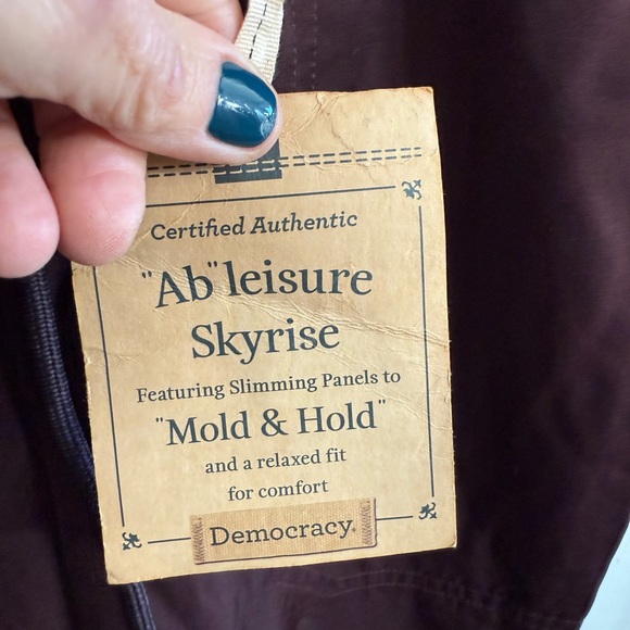 Democracy Dark Burgundy Cargo Jogger Pants NWT - Picture 4 of 9